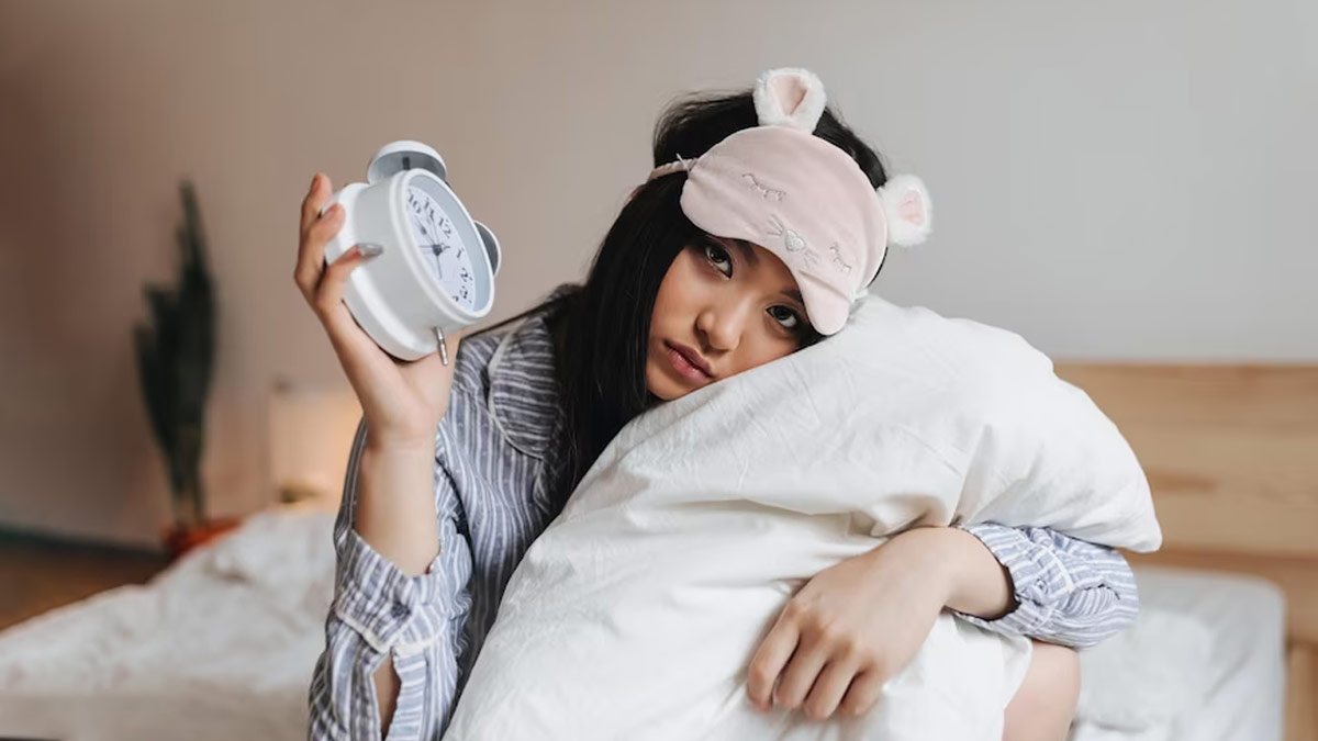 आसानी से नहीं आती है नींद तो अपनाएं एक्सपर्ट का ये नुस्खा | expert tips for  better sleep at night | HerZindagi