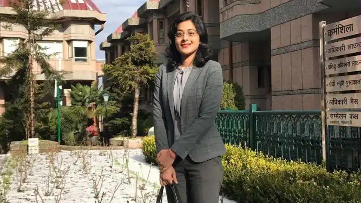 know about ias surabhi gautam in hindi