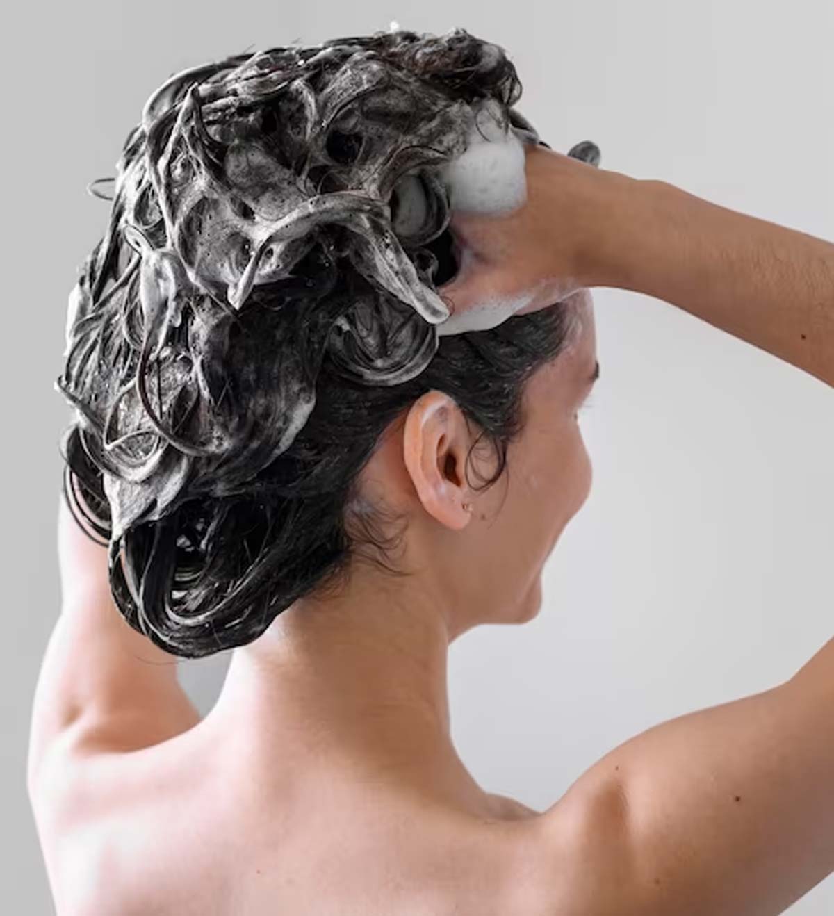 mistakes to avoid while applying anti dandruff shampoo