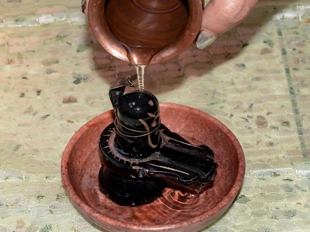 भगवान शिव का जलाभिषेक करें shivling abhishek for sharp memory