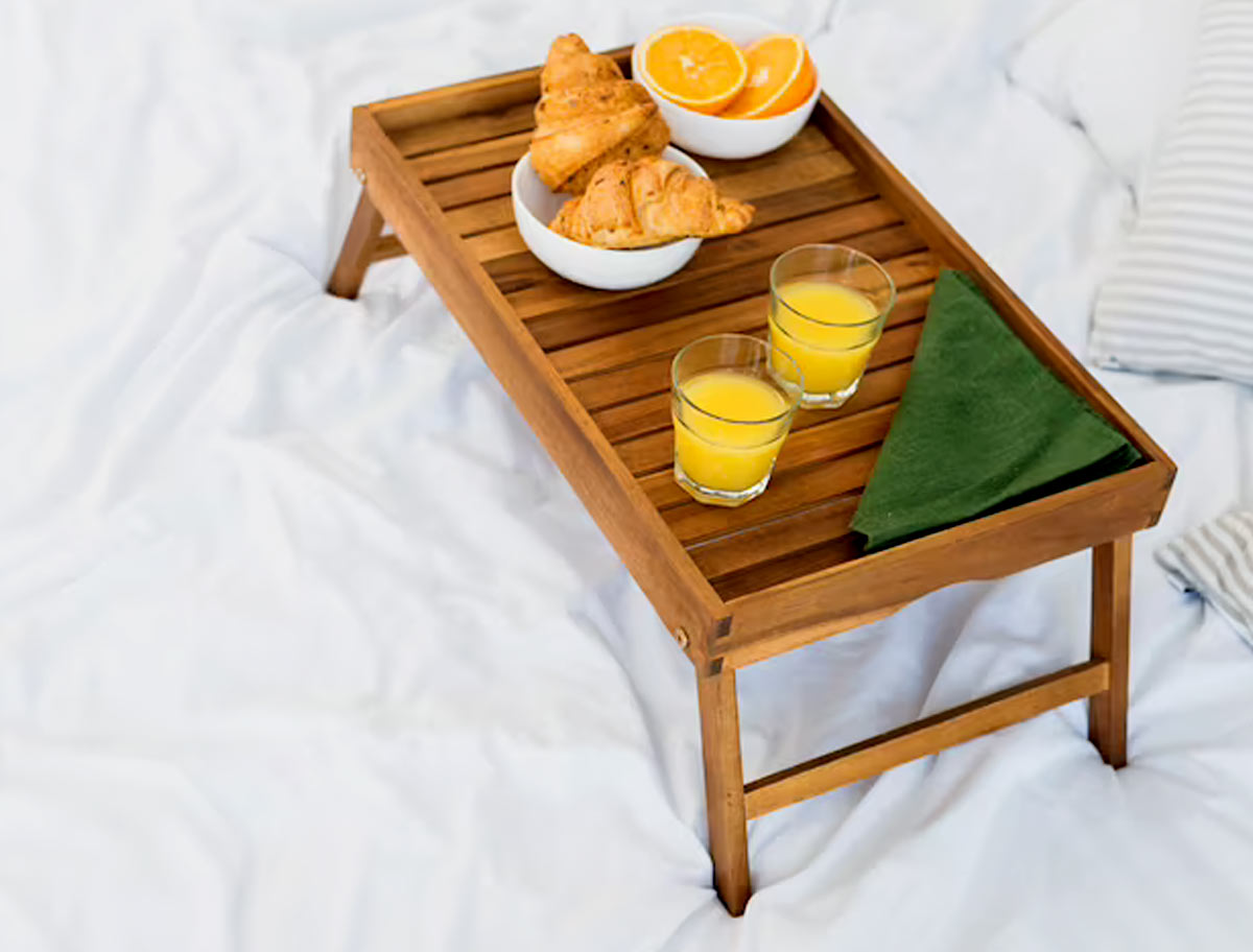 बेड पर टेबल रखकर करती हैं काम तो अपनाएं वास्तु के ये नियम vastu tips