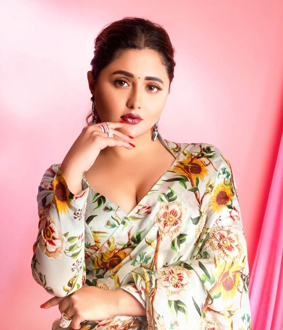रश्मि देसाई who is rashmi desai ()