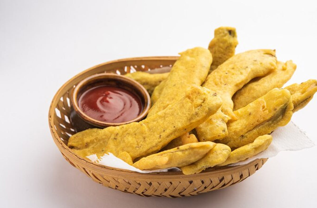 चाय के साथ बनाएं गर्मागर्म केले के पकौड़े, जानें आसान रेसिपी how to