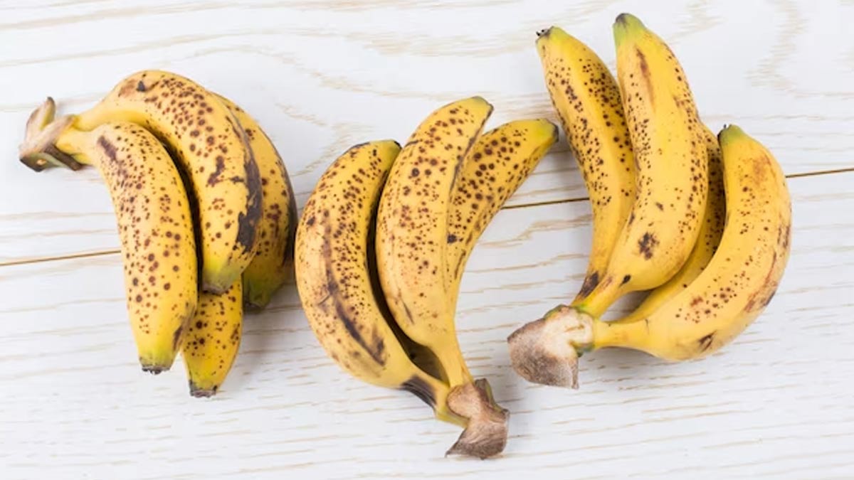 Kitchen Hacks काटने के बाद पके केले होने लगते हैं काले, तो अपनाएं ये