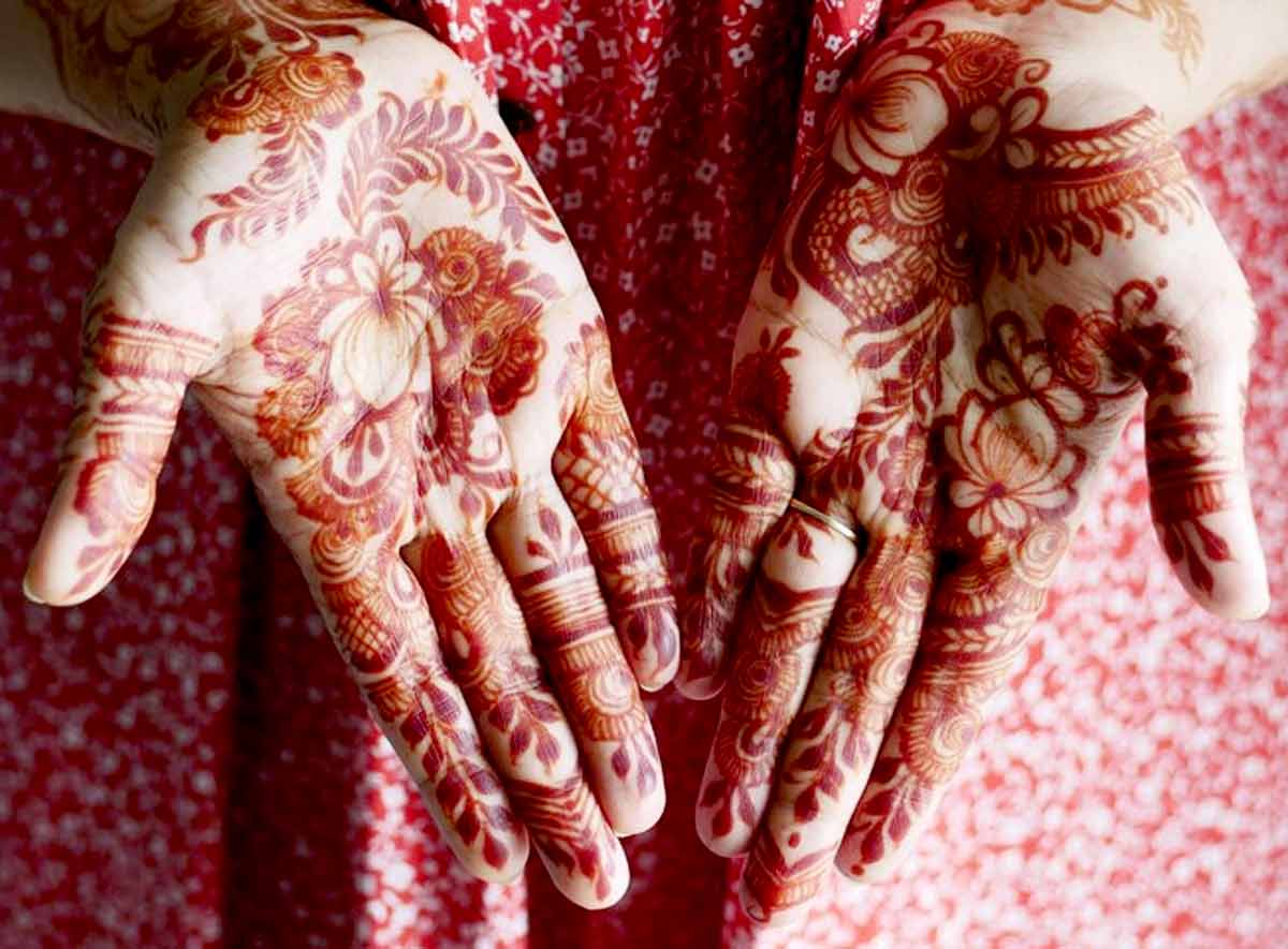 Fade mehendi in hand