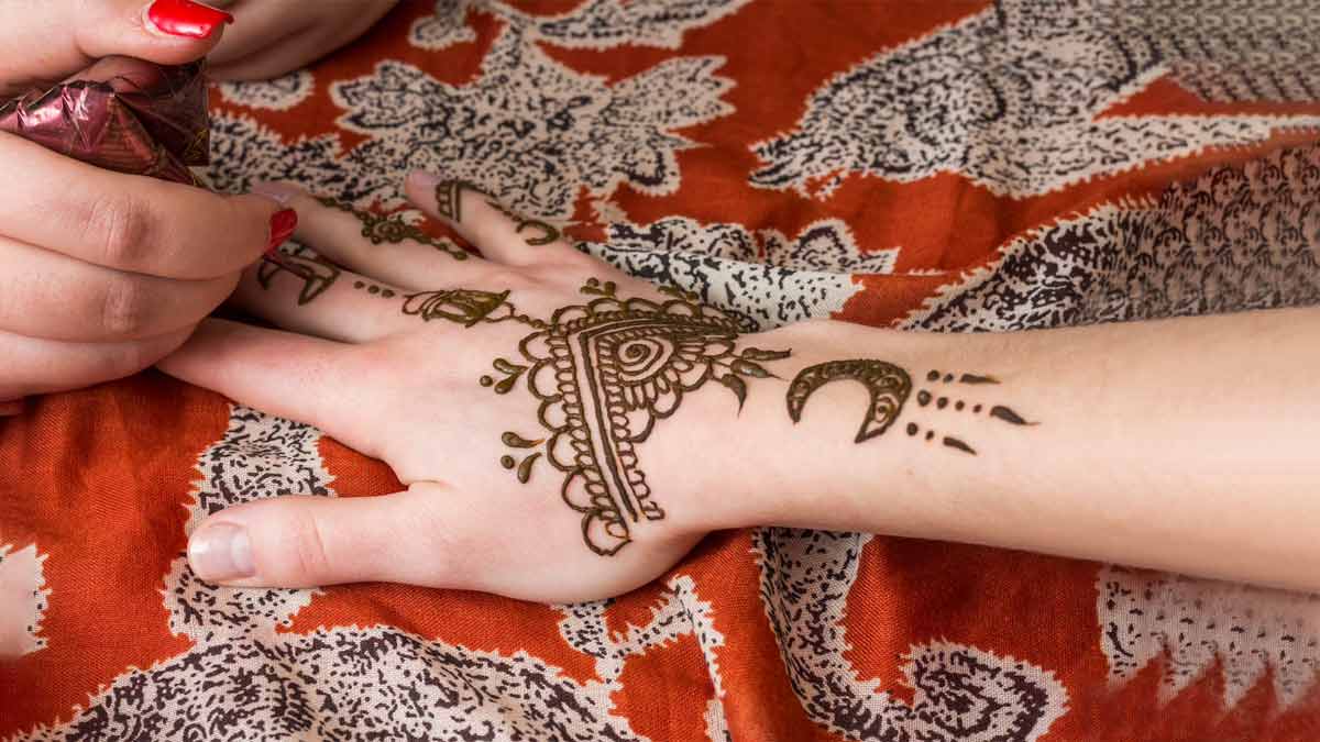 Kangan mehndi design for back hand || Arabic Bangle style mehndi design  https://mehandidesig... | Henna designs, Mehndi designs, Mehndi patterns