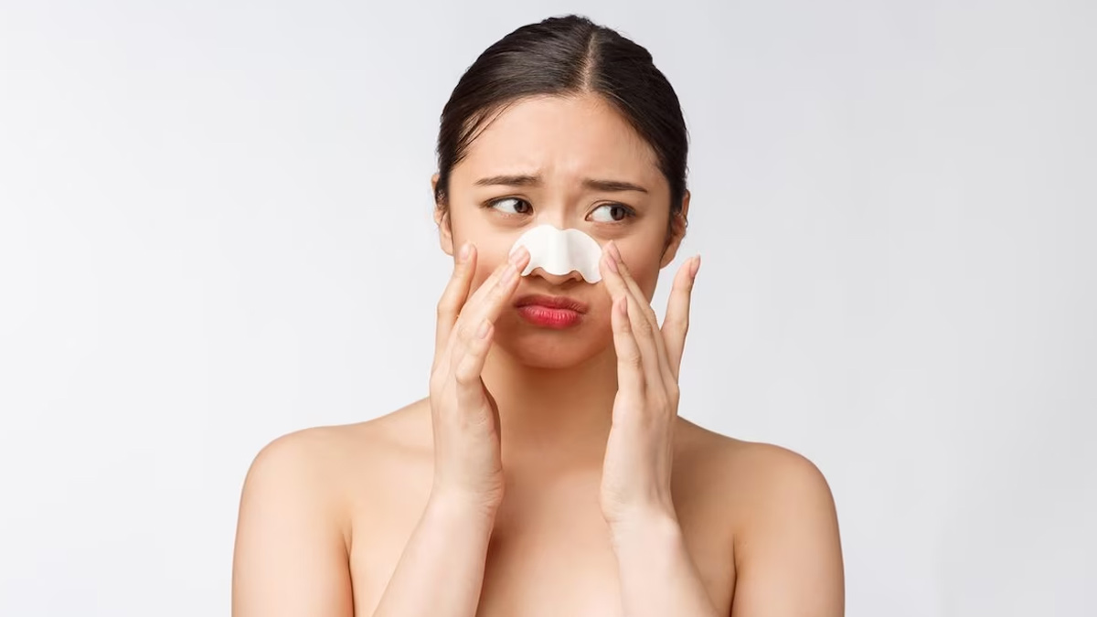 नाक के ऊपर होने वाले व्हाइटहेड्स को कम करने के लिए घर पर बनाएं फेस मास्क