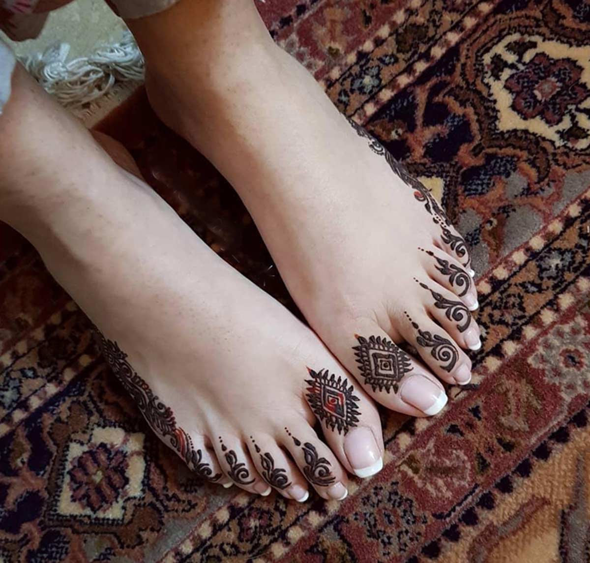 cut out foot mehndi