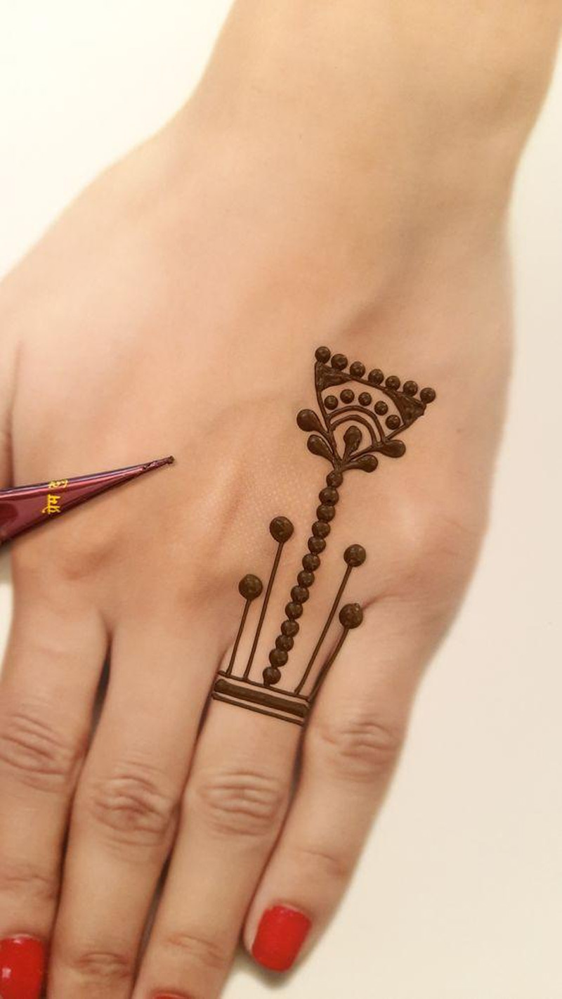 finger mehndi design 