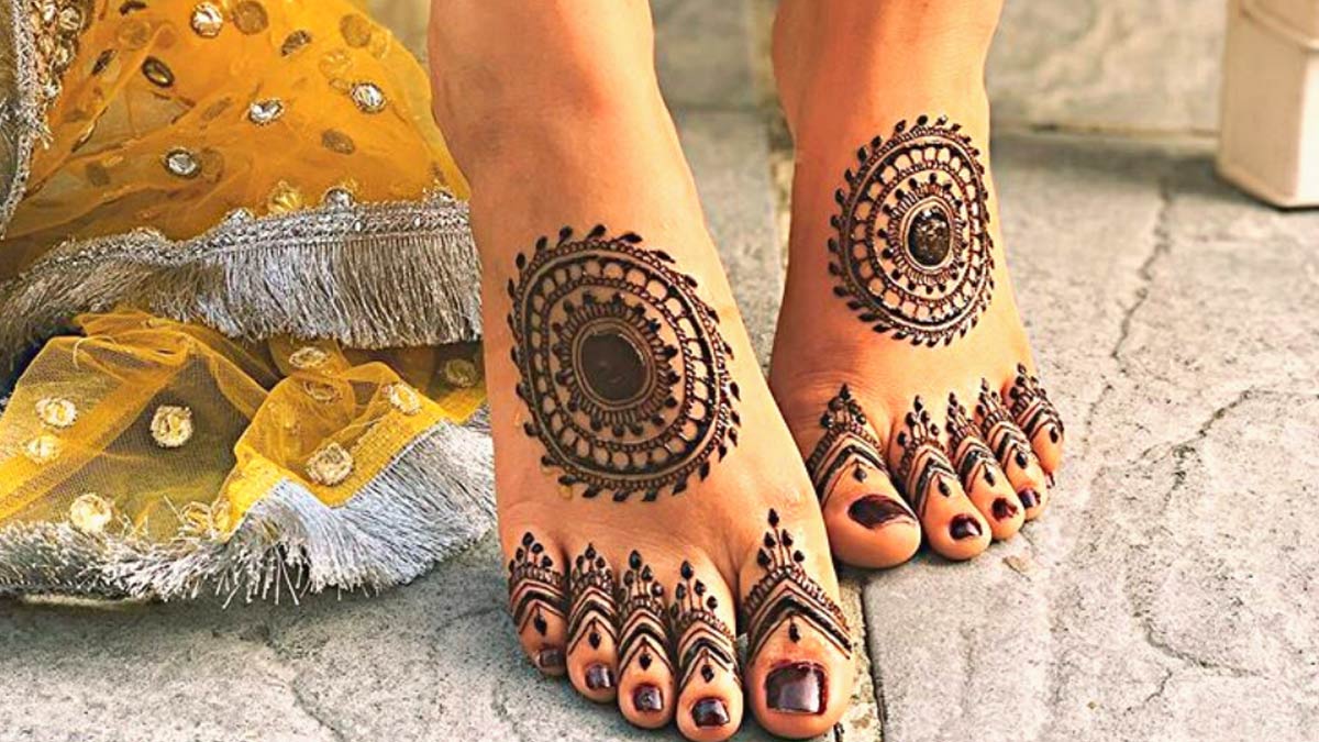 gol tikki foot mehndi