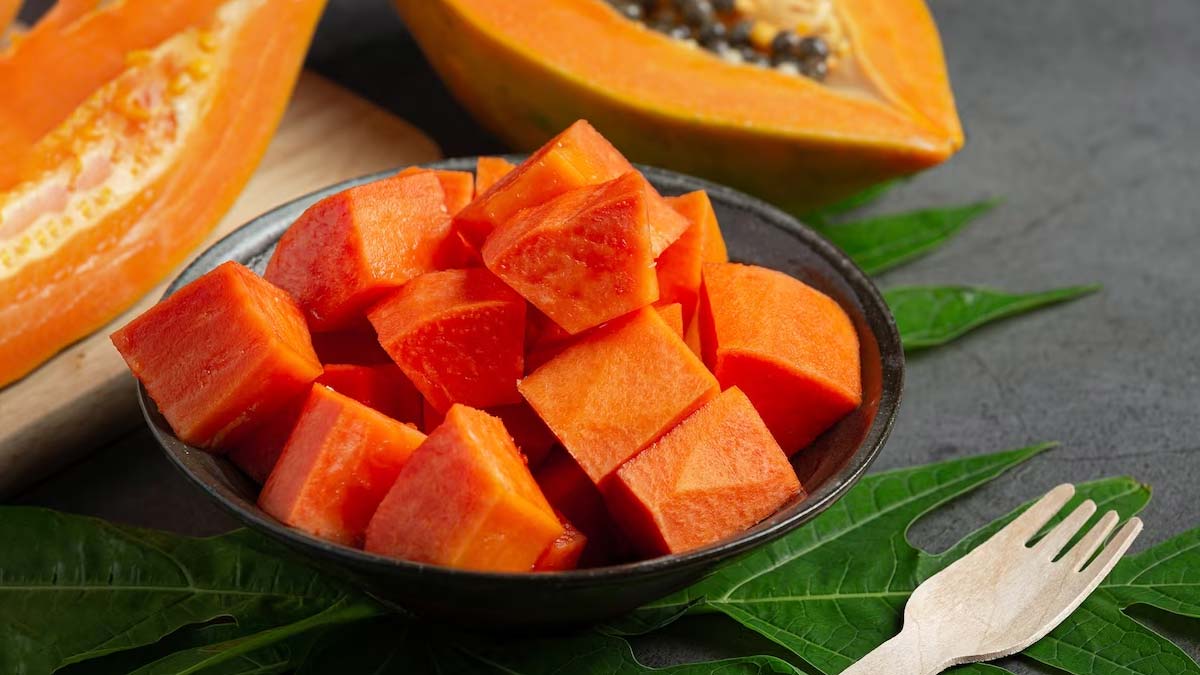 Kitchen Tips: इन स्टेप्स को फॉलो करके काटें पपीता, बीज निकालने के ट्रिक्स भी जानें | how to clean and cut papaya | HerZindagi