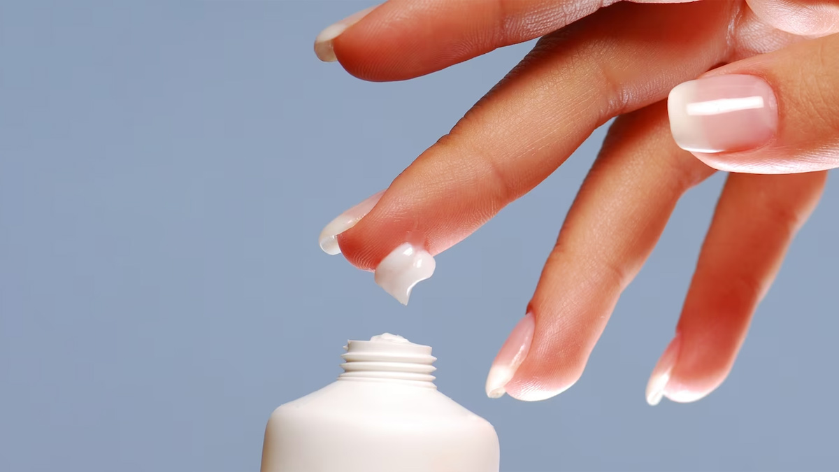 स्किन से नेल ग्लू हटाते समय भूल से भी ना करें ये गलतियां mistakes to