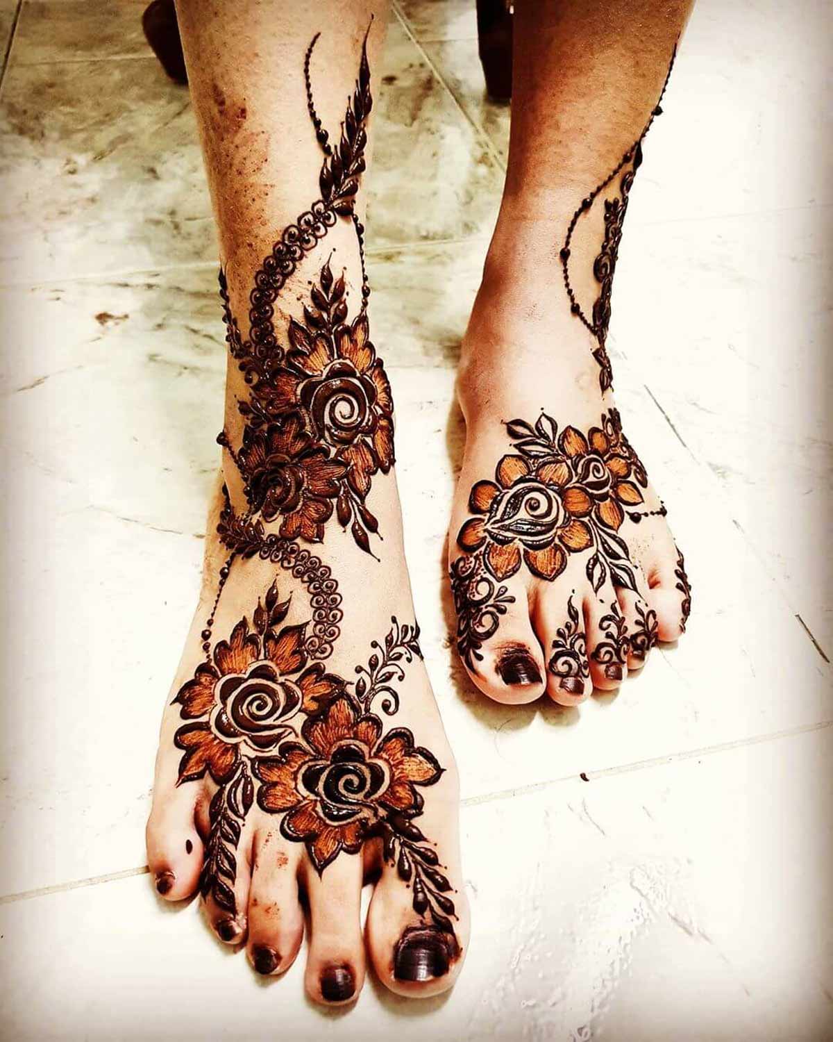 mehndi design  for long feet