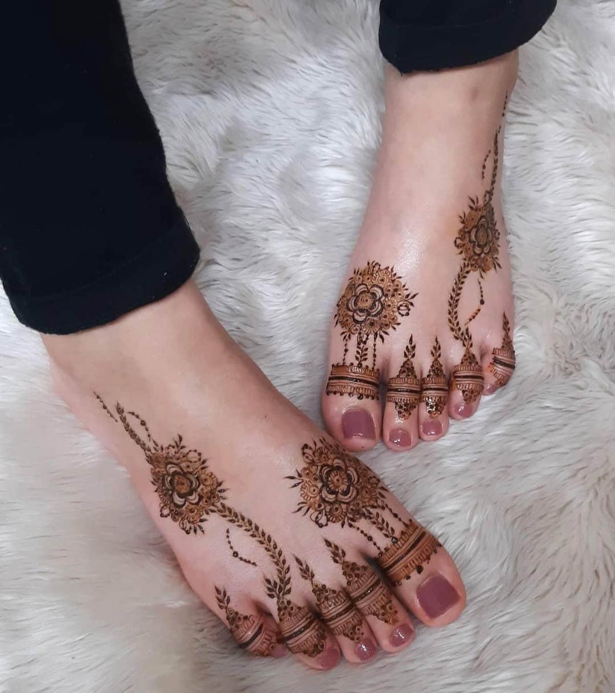 mehndi for foot fingers