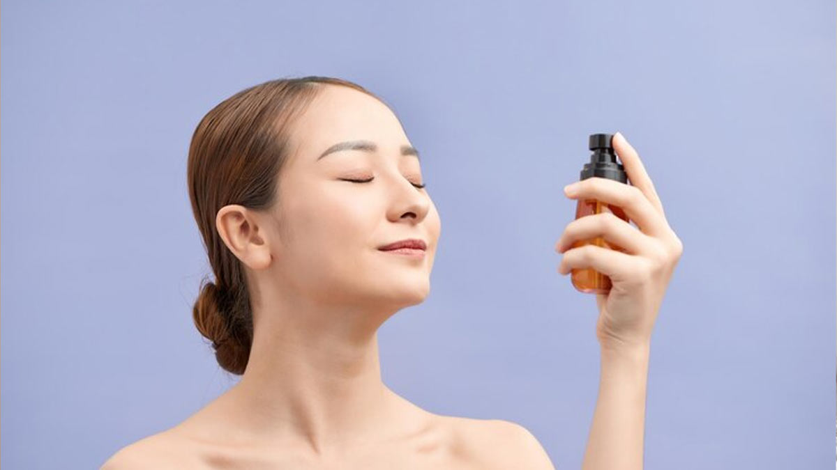 रोज वाटर से बनाएं फेस मिस्ट, चेहरा जाएगा खिल how to make face mist