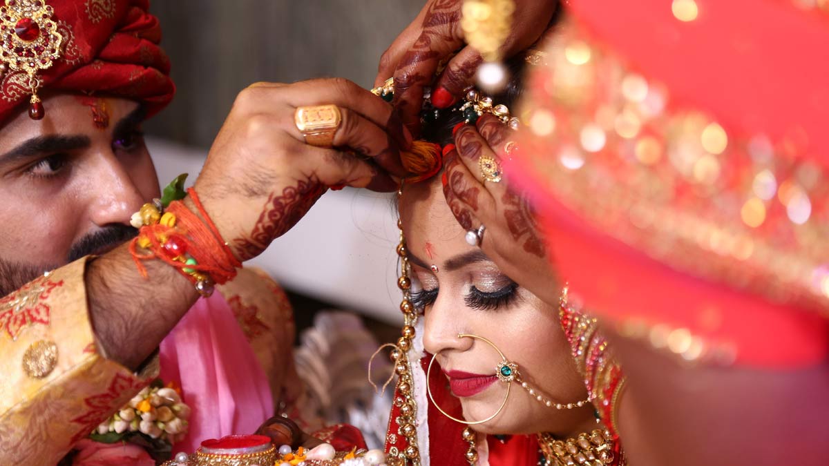 शादी में दुल्हन की मांग में सिक्के से क्यों लगाया जाता है सिंदूर