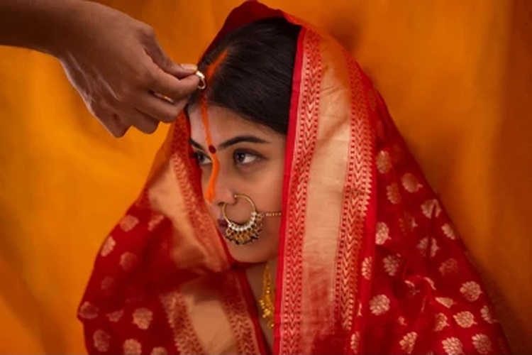 why put sindoor with coin