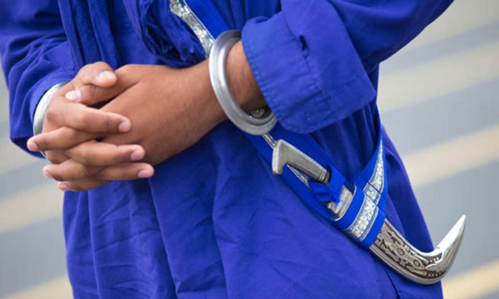 Can a non Sikh wear a kirpan