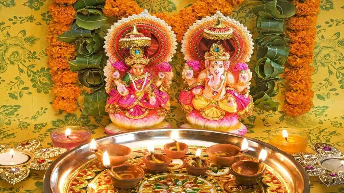 Diwali Puja Samagri List 2023: इन चीजों के बिना अधूरी है दिवाली पूजा, पढ़ें  पूरी सामग्री की लिस्ट | diwali puja samagri list2023 | HerZindagi