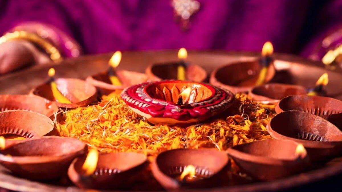 Diwali 2023: दिवाली के दिन किस समय दीपक जलाना होता है शुभ, ज्योतिष से जानें | what is the right time for lightning diya on diwali2023 | HerZindagi