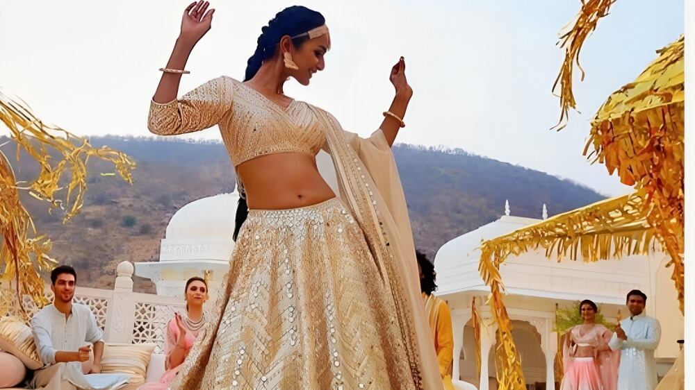 The beautyfull Rajwadi Bindanisa poshak | Rajasthani dress, Rajputi dress,  Rajasthani bride