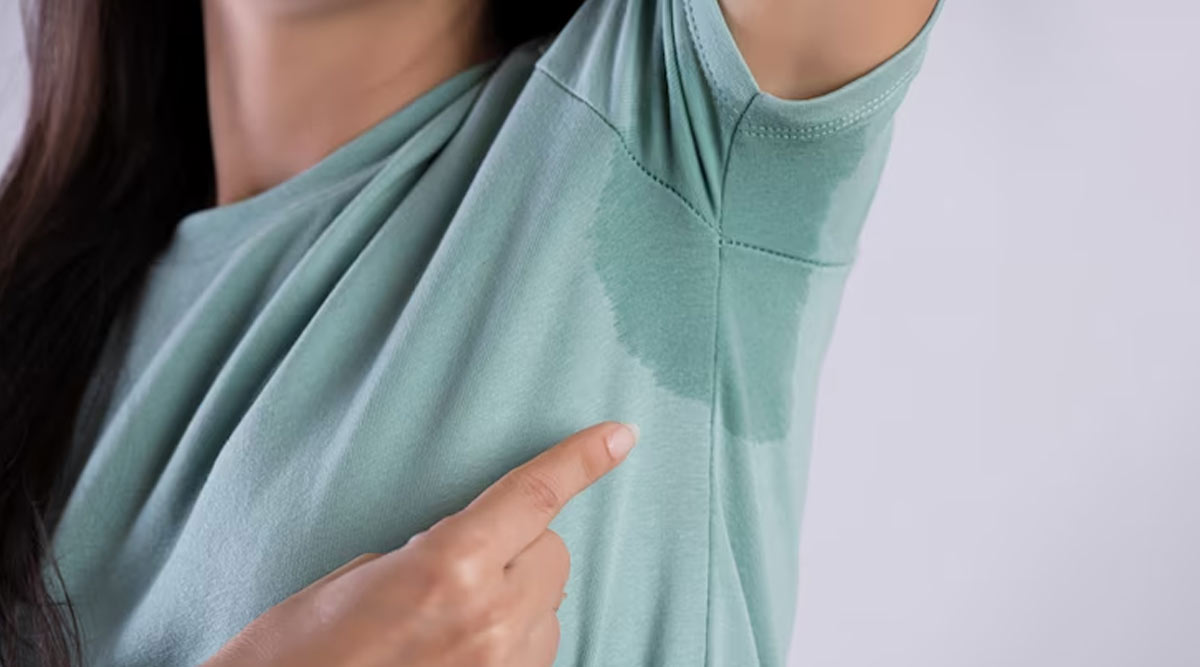 शर्ट की बाजू और मोजों से आती है बहुत बदबू, तो जरूर अपनाएं ये हैक्स