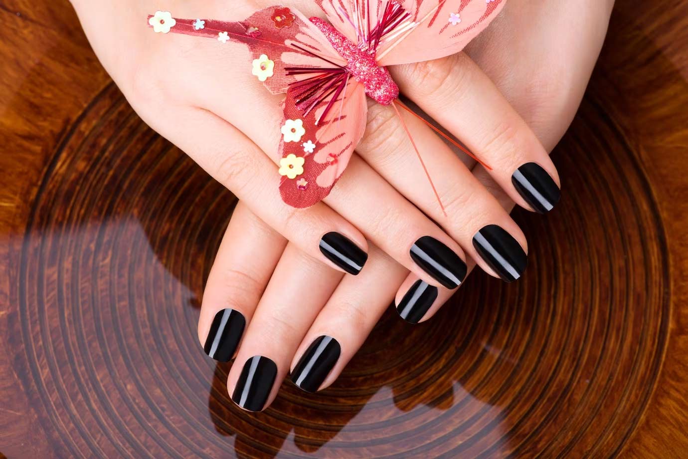 Beautiful Nails लंबे और खूबसूरत नाखून पाना चाहती हैं तो घर पर इन हैक्स
