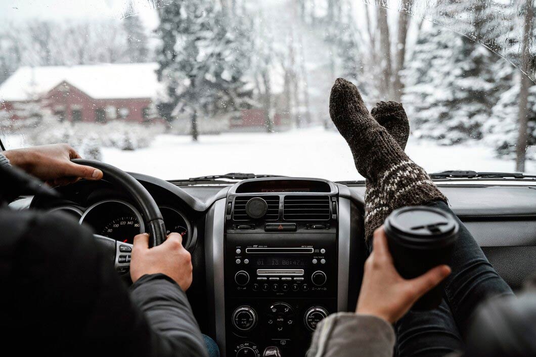 सर्दियों में लॉन्ग ड्राइव पर जाने से पहले इन बातों को जान लें | things to  keep in mind while going on long drive in winter | HerZindagi
