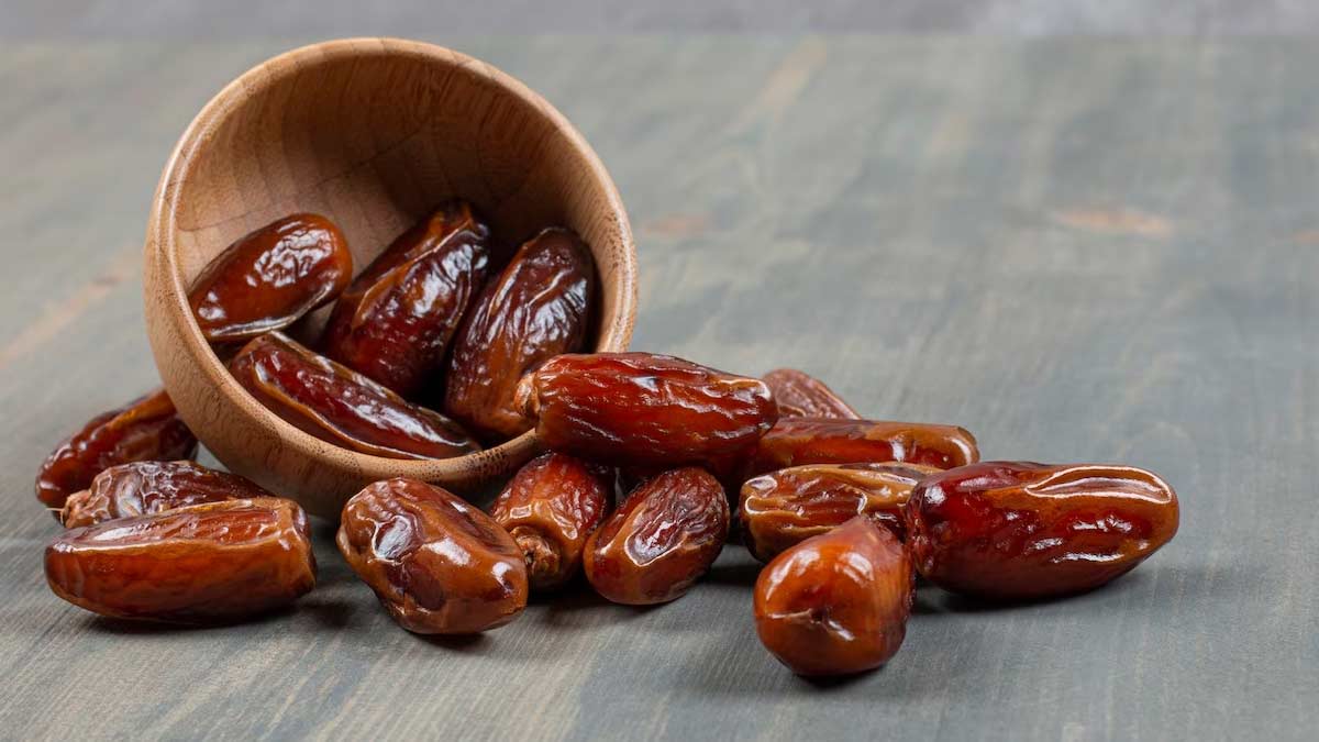 आयुर्वेद के अनुसार यह है खजूर खाने का सही तरीका, मिलेंगे 10 बड़े फायदे |  what is the best way to eat dates | HerZindagi