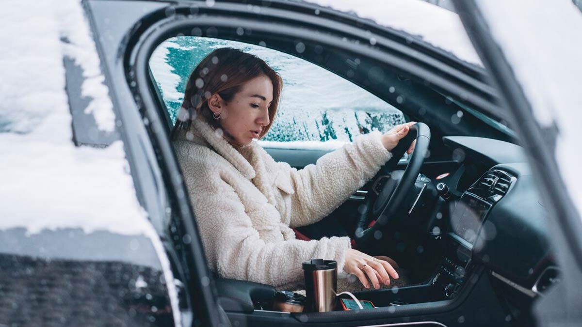 सर्दियों में लॉन्ग ड्राइव पर जाने से पहले इन बातों को जान लें | things to  keep in mind while going on long drive in winter | HerZindagi