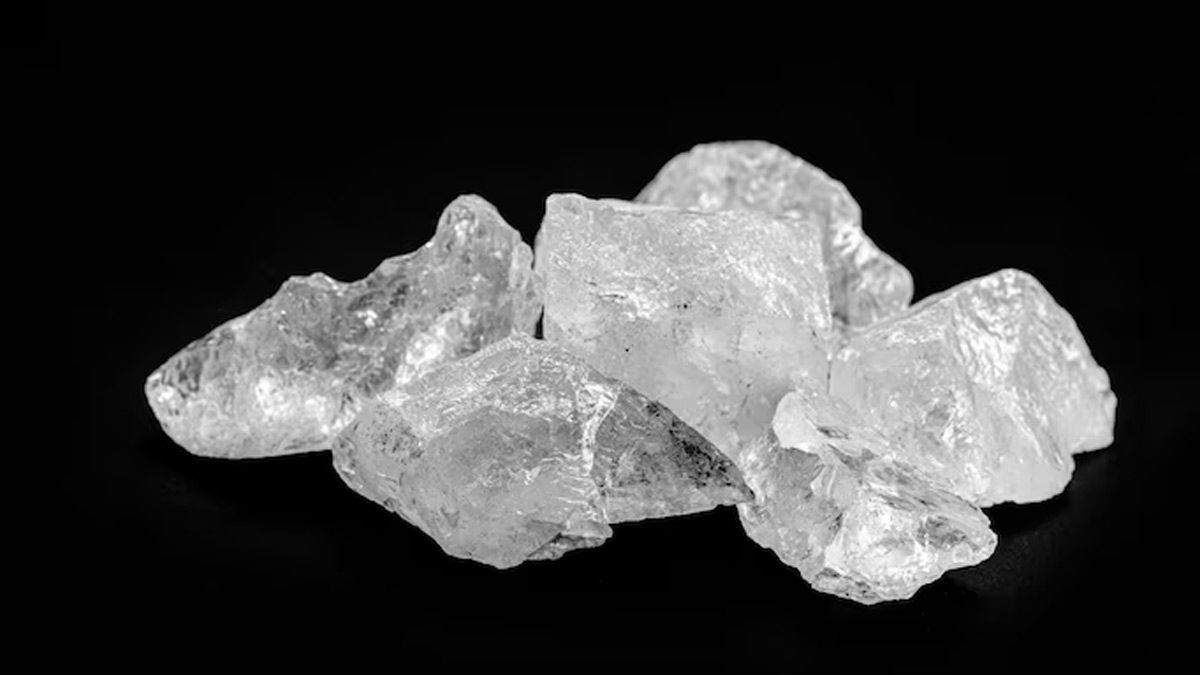 एक्ने से लेकर पिंपल तक तव्चा की कई समस्याओं का समाधान है फिटकरी, जानें कैसे  | 6 uses of fitkari or alum | HerZindagi