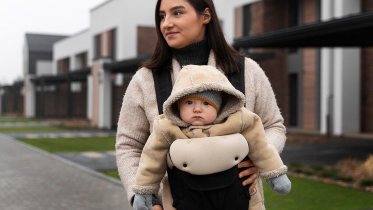 Baby Carriers: बच्चे को गोद में उठाते-उठाते हो जाता है हाथ में दर्द, तो अपने नन्हे मुन्ने के लिए बेबी कैरियर लाए 