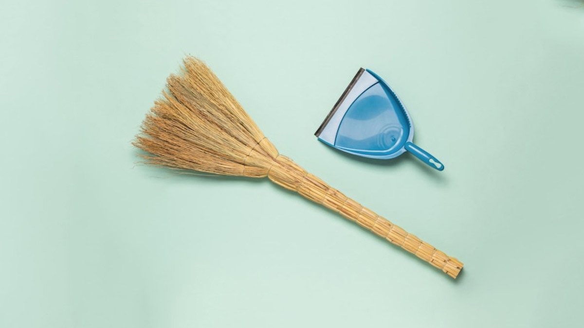 Bedroom Vastu Tips पति से रहती है अनबन तो बेड के नीचे भूलकर भी न रखें ये चीजें what should