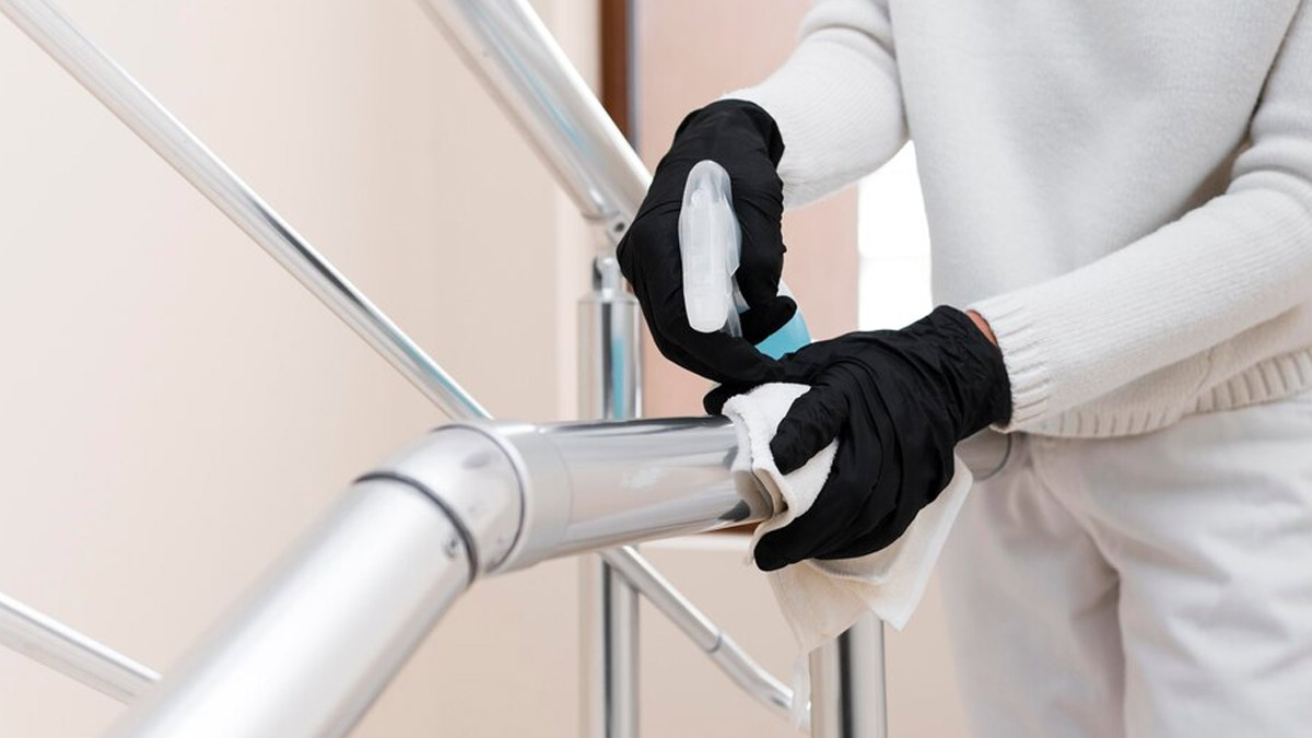 Cleaning Hacks सीढ़ियों की रेलिंग पर जमी है जिद्दी मैल की परत तो साफ