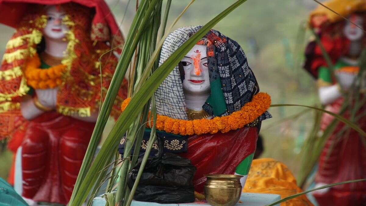 Chhath Puja 2023: कौन हैं छठी मैया? इनसे जुड़ी ये बातें आपको नहीं होंगी पता  | interesting facts about chhathi maiya | HerZindagi