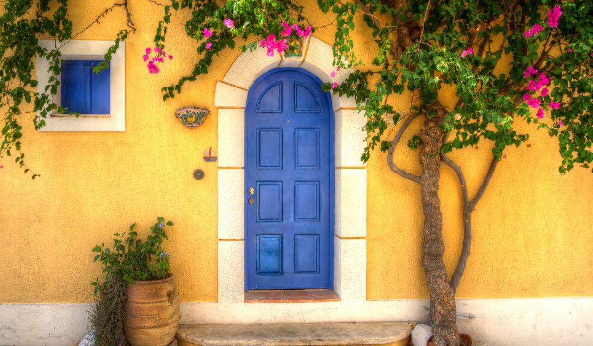 ghar ke bahar kya likhna chahiye