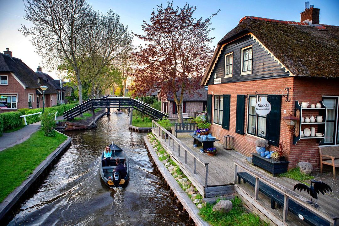 Which Country Has No Roads: इस देश में नहीं है एक भी सड़क | giethoorn water  village | city with no roads | netherlands giethoorn village without roads  | HerZindagi