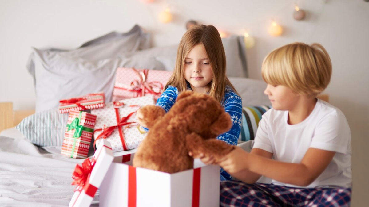 Christmas Day पर बच्चों को देना चाहते हैं शानदार गिफ्ट, तो जरूर पढ़ें यह  आर्टिकल | unique christmas gifts for kids | secret christmas gift ideas for  kids | HerZindagi