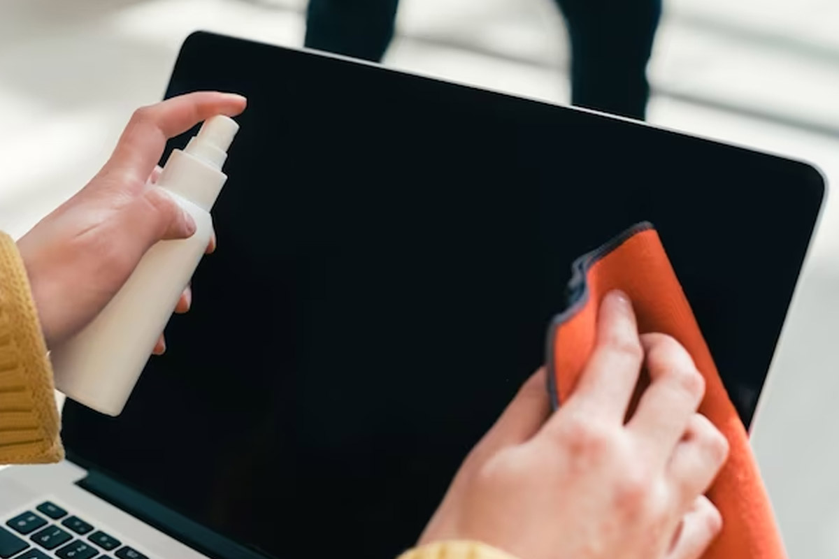 how to clean laptop screen