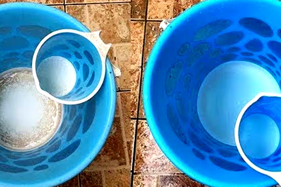 खारे पानी से सफेद हो गए हैं बाथरूम के बाल्टी और मग, तो इस तरह से करें