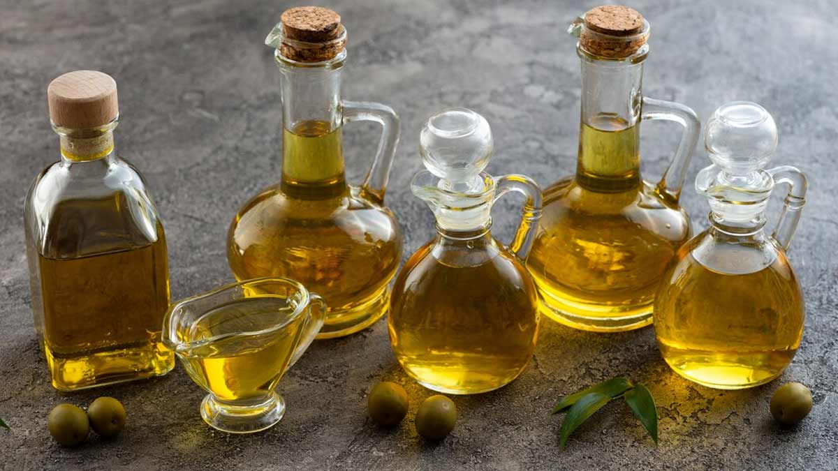 बोतल में तेल भरते हुए अक्सर गिरा देते हैं? इन टिप्स को आजमाएं how to