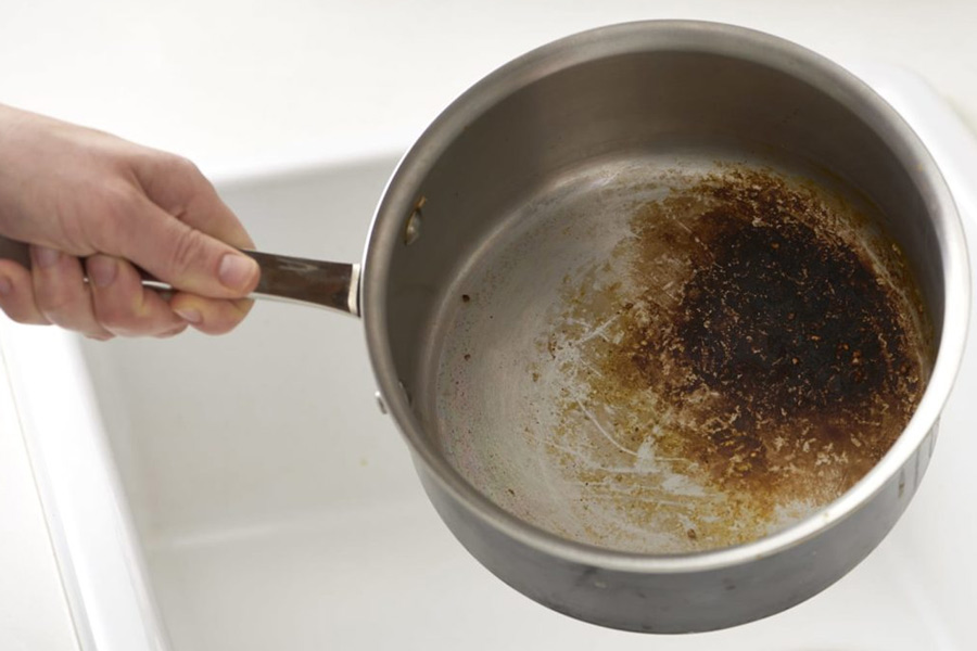 जले हुए बर्तन के कारण कॉफी से आ रही है बदबू? ऐसे करें उसे ठीक how to