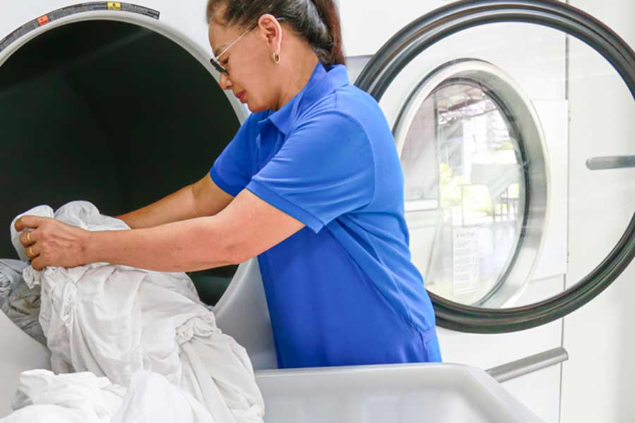 इन तरीकों से साफ करें गंदी सफेद चादर how to clean dirty white