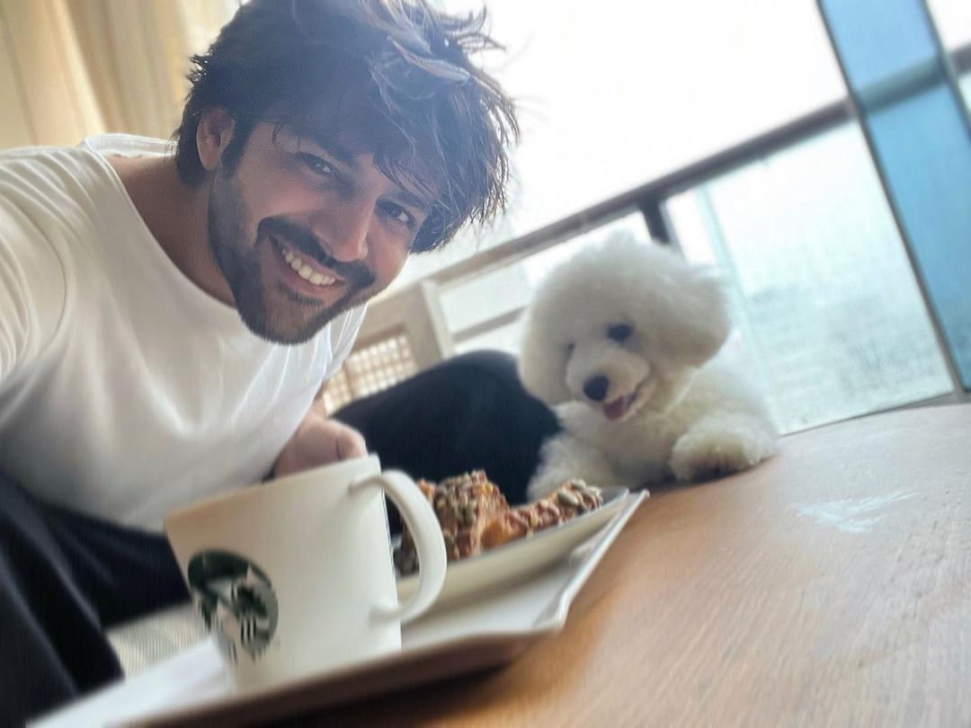 kartik aaryan balcony