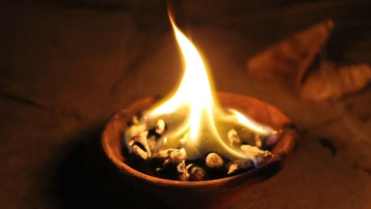 laung aur kapur kis bartan mein jalaye