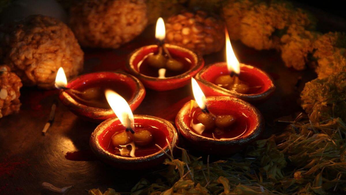 Dhanteras 2023 जानें धनतेरस पर तिल के तेल से दीया जलाने का महत्व और