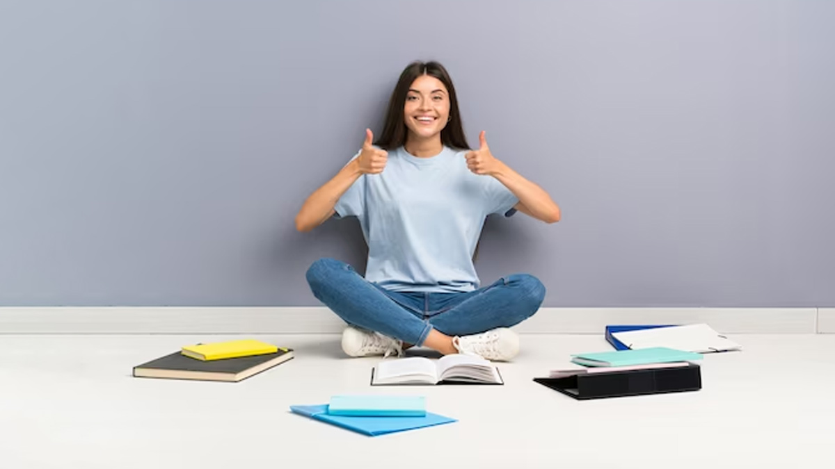 घंटो कुर्सी पर बैठने से शरीर की बनावट हो गई है खराब, इस तरह से सही करें