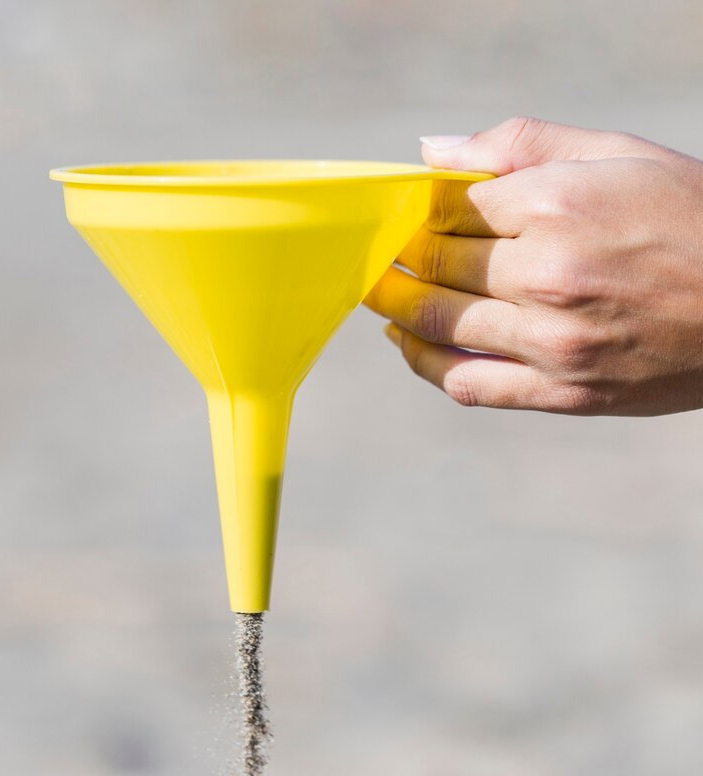 बोतल में तेल भरते हुए अक्सर गिरा देते हैं? इन टिप्स को आजमाएं how to