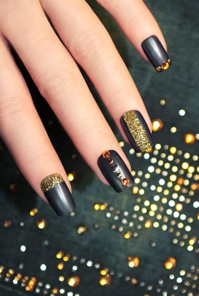 Karwa Chauth Nail Art करवा चौथ पर नेल आर्ट के ये डिजाइन बढ़ाएंगे आपके हाथों की खूबसूरती karwa