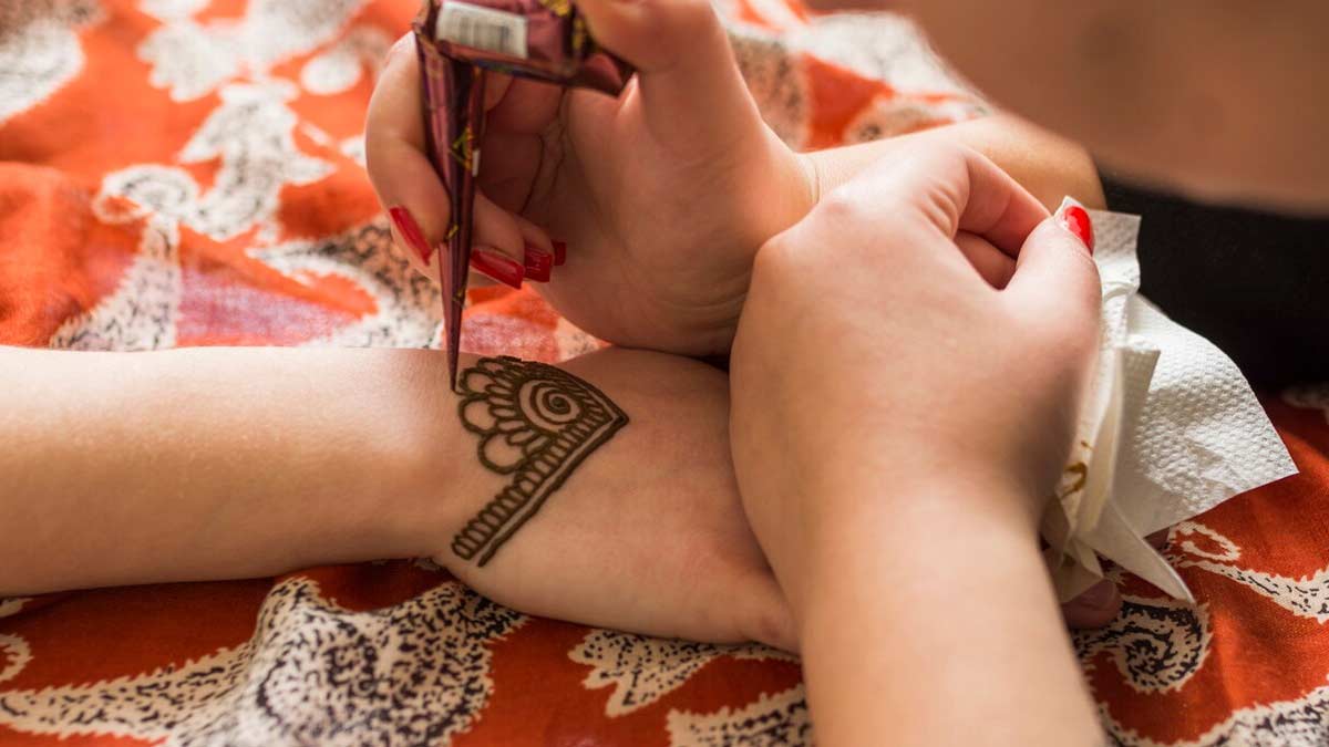 How can I Remove Mehndi from my hands fast? : हाथों की मेहंदी का रंग होने  लगे फेड, तो जल्दी उतारने के लिए आजमाएं ये तरीके